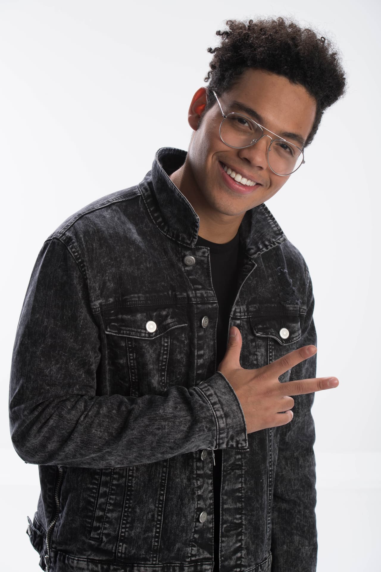 Víctor Manuel González: el actor cubano debuta en las telenovelas y hace su primera aparición musical en "Like la Leyenda". No le pierdas la pista pues seguro te conquistará.