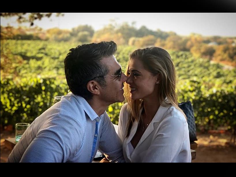 El anuncio fue a través de una romántica fotografía que ambos compartieron en sus redes sociales. “Y de repente llegaste y todo cambió", expresó el comediante.
