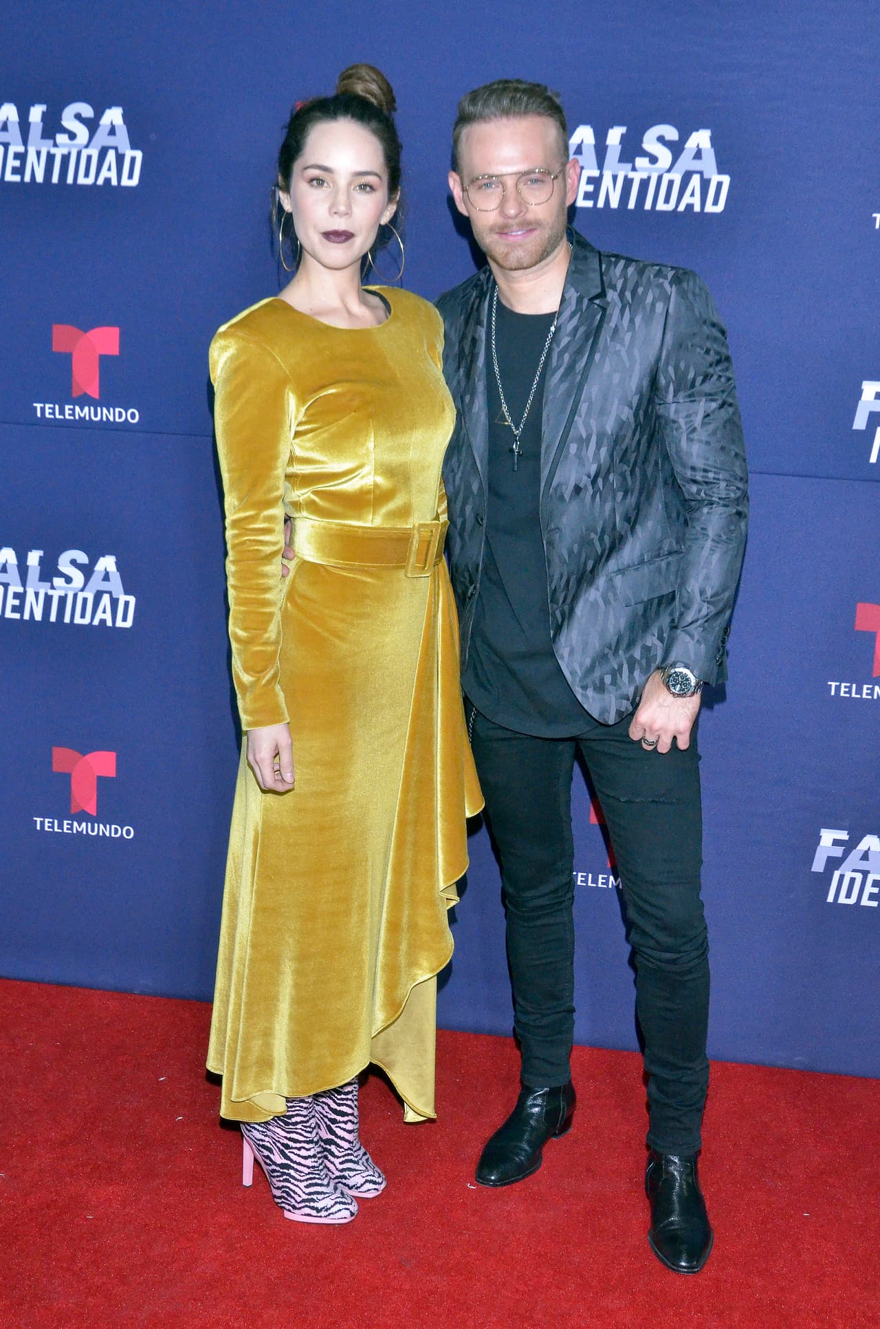 Luis Ernesto Franco y Camila Sodi en la alfombra roja de la serie 'Falsa Identidad'