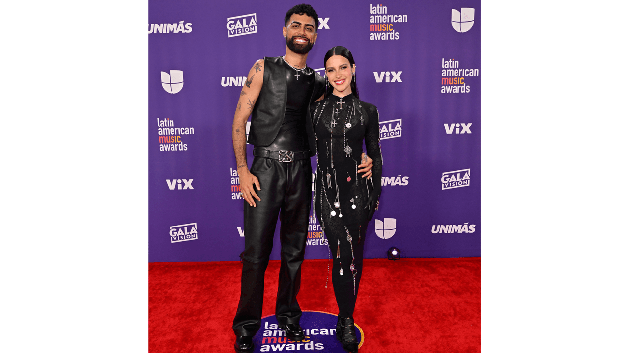 Parejas de famosos en la alfombra roja de los Latin AMAs 2024.