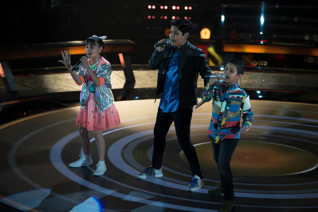 También Melendi tuvo problemas para decidir quién de sus tres últimos participantes debía tener el pase a semifinales. Adolfo, César y Citlali trasmitieron emociones con su canción ‘La vida entera’.