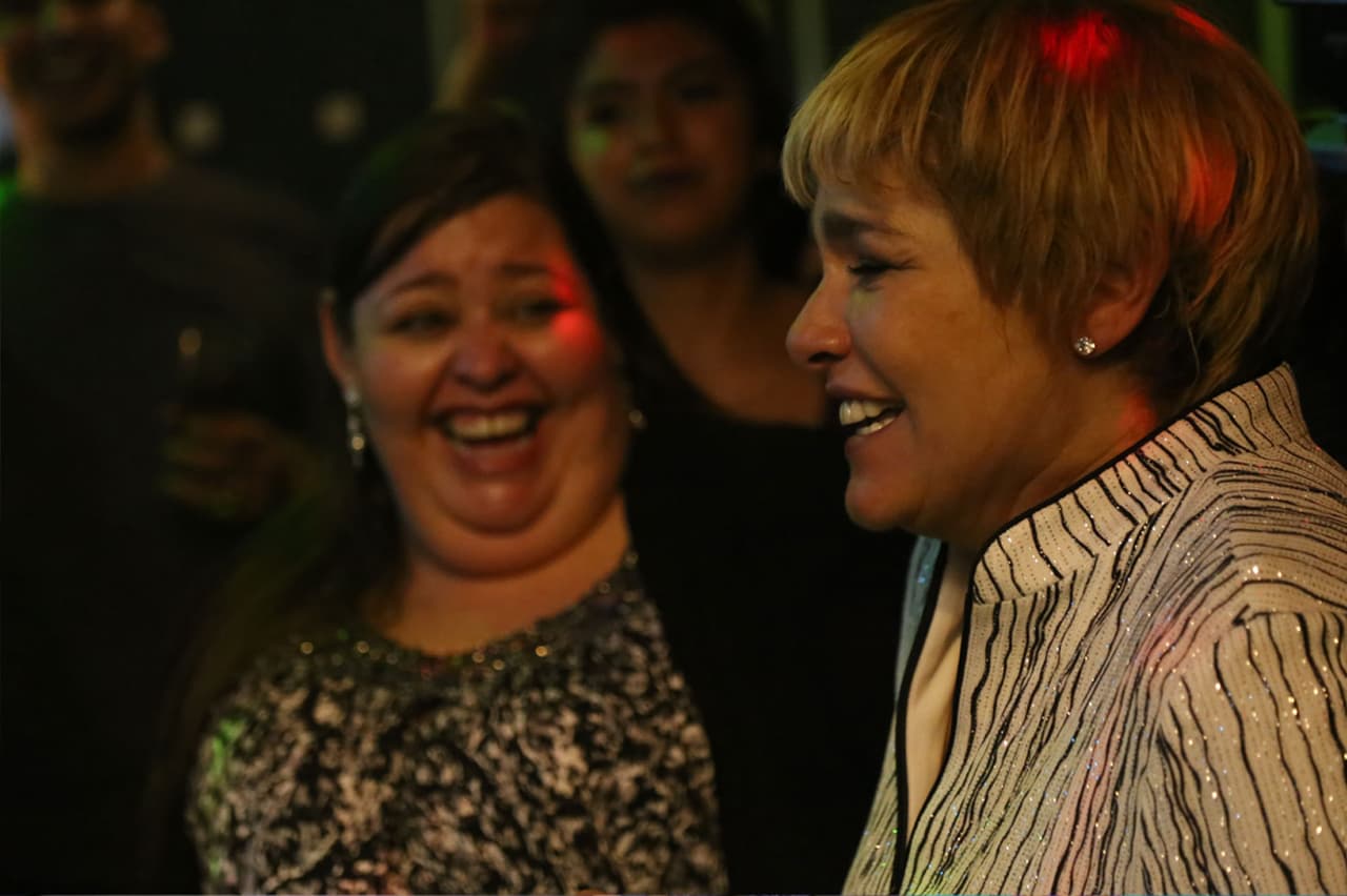 Con la complicidad de su amiga Raymunda, Lupita pasaba días entre alcohol y sustancias prohibidas.