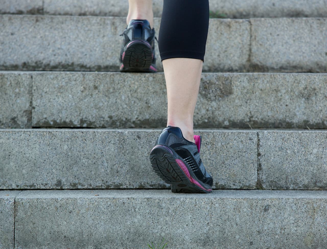 Escaleras. Sube y baja escaleras las veces que puedas. Este ejercicio, además de ayudarte a tonificar tus piernas, te permitirá mejorar tu circulación.