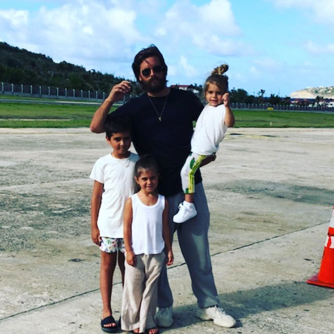 Los tres han vacacionado juntos en más de una ocasión y la hermana mayor de Kim Kardashian reveló a la revista Paper que se siente orgullosa de la buena relación que existe con la pareja.