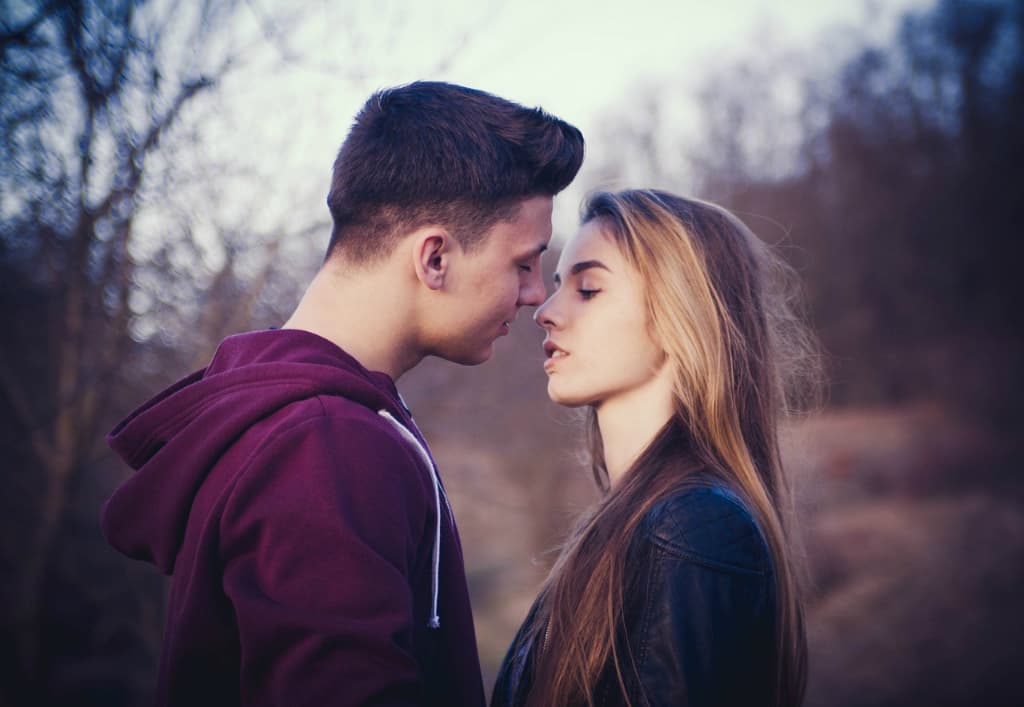 Cinco cosas que nunca debes hacer en un beso de lengua
