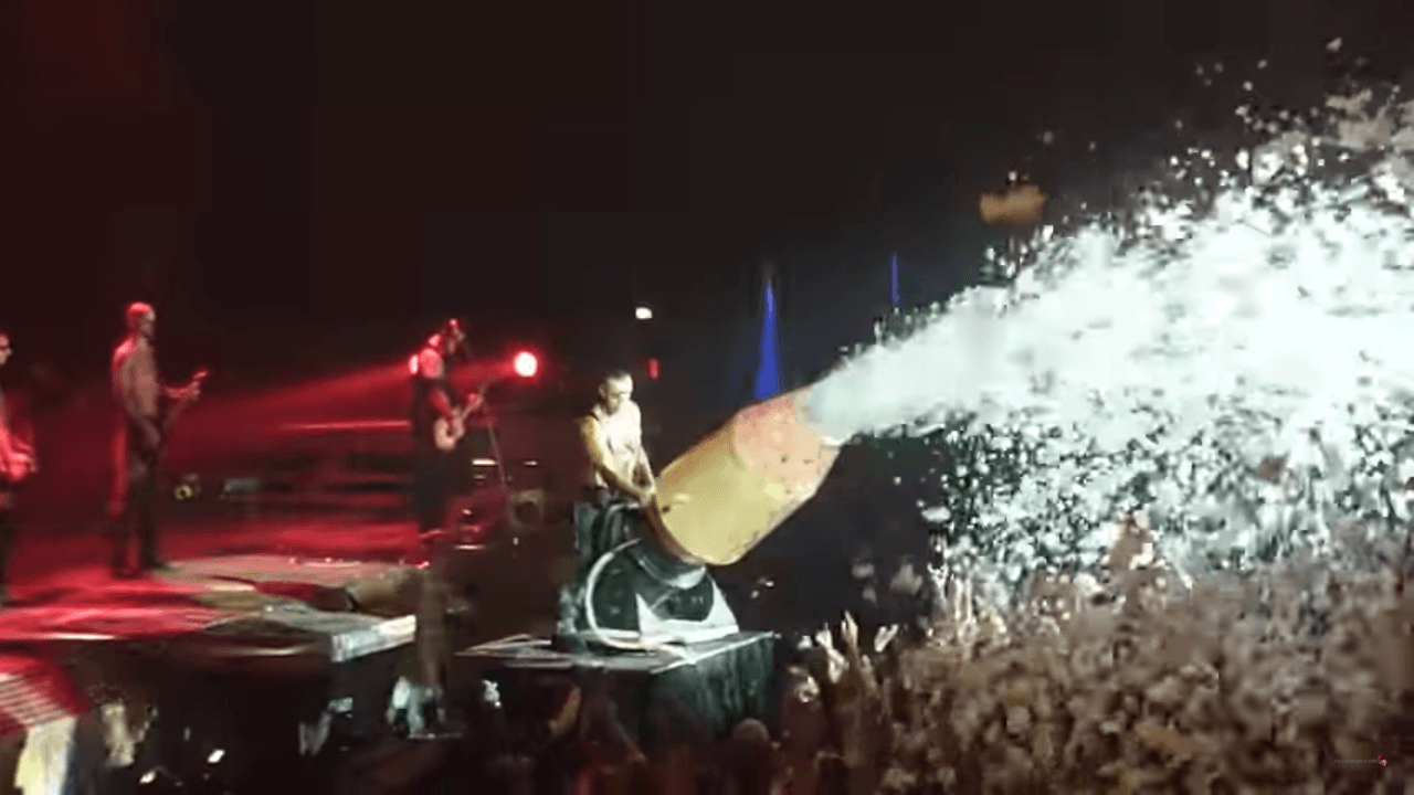 Otra de las letras explícitas de Rammstein están en “Pussy”, canción que estrenaron en 2009 y que ha sido censurada en diferentes países. Cuando el grupo lo tocó por primera vez, Til apareció en el escenario sobre un pene gigante del que salía espuma e impactó al público.