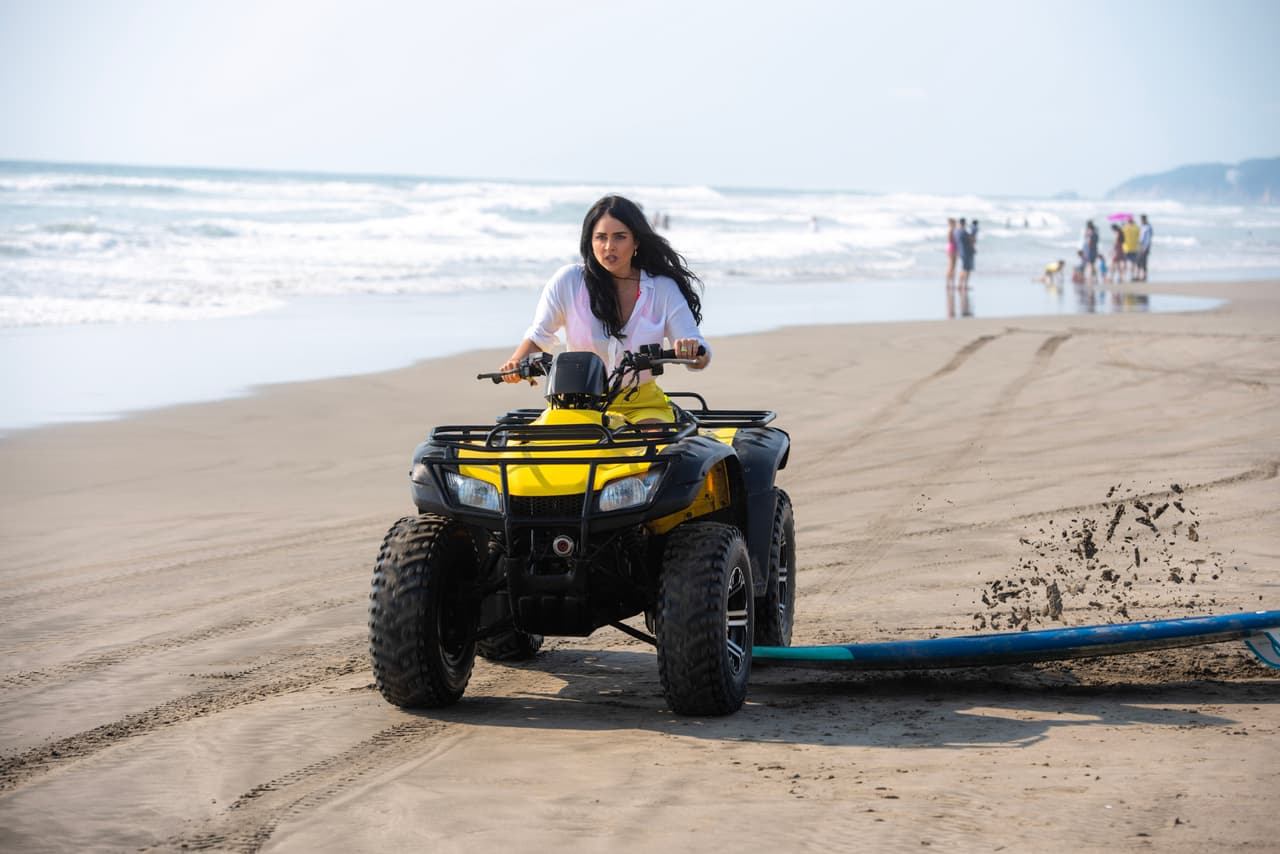 En la semana de estreno de 'Fuego Ardiente', 'Martina' (Claudia Martín) da un paseo por la playa cuando, sin quererlo, aplasta la tabla de surf de 'Gabriel' (Carlos Ferro).