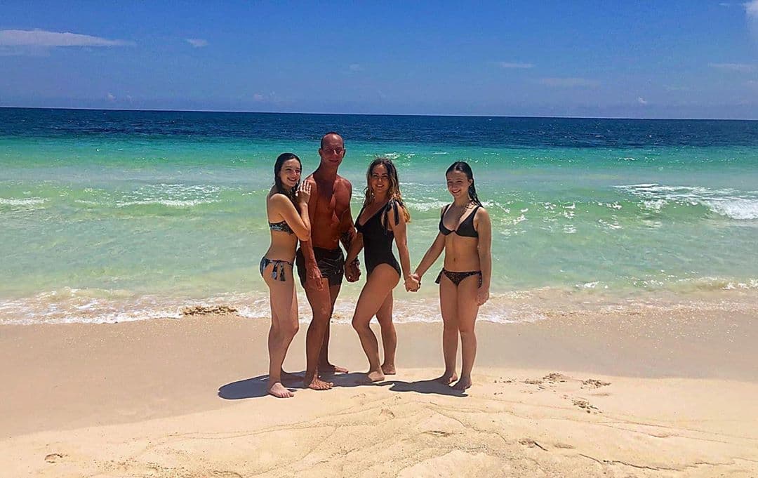Con motivo del reciente puente festivo, Andrea Legarreta y su familia viajó a Acapulco, Guerrero, donde tanto la conductora como su hija mayor, Mía, causaron revuelo por publicar en sus respectivas cuentas de Instagram fotografías en bikini.