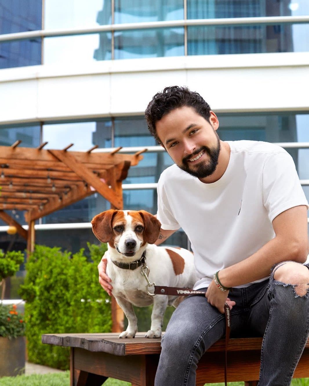 Y es que la pulsera del misterioso hombre coincide con la que el joven actor lleva en la mano izquierda y que en diversas ocasiones la ha dejado ver en sus fotos de Instagram.