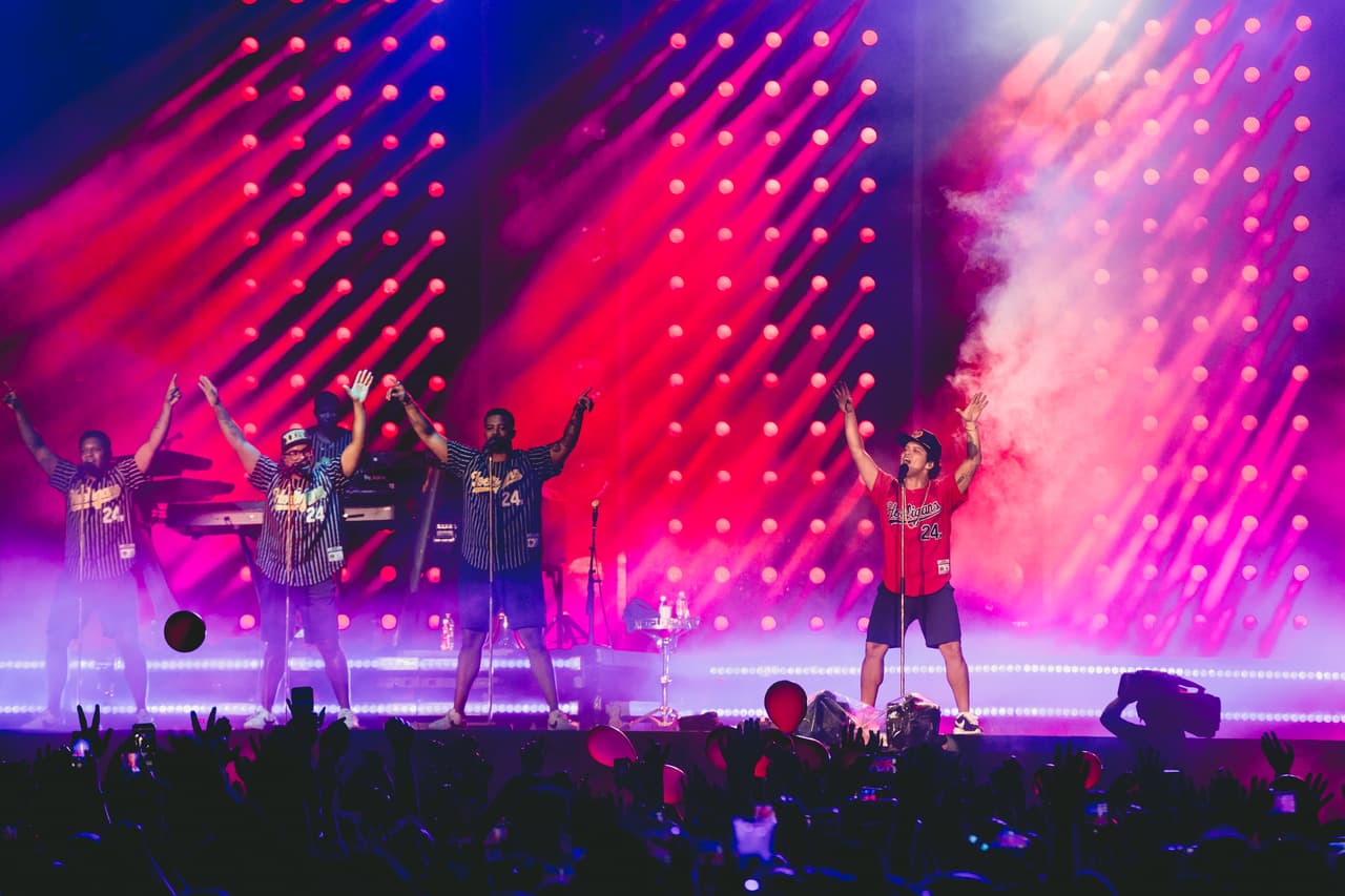 Bruno Mars lució una gran producción, compuesta por pantallas, luces y muchos fuegos artificiales