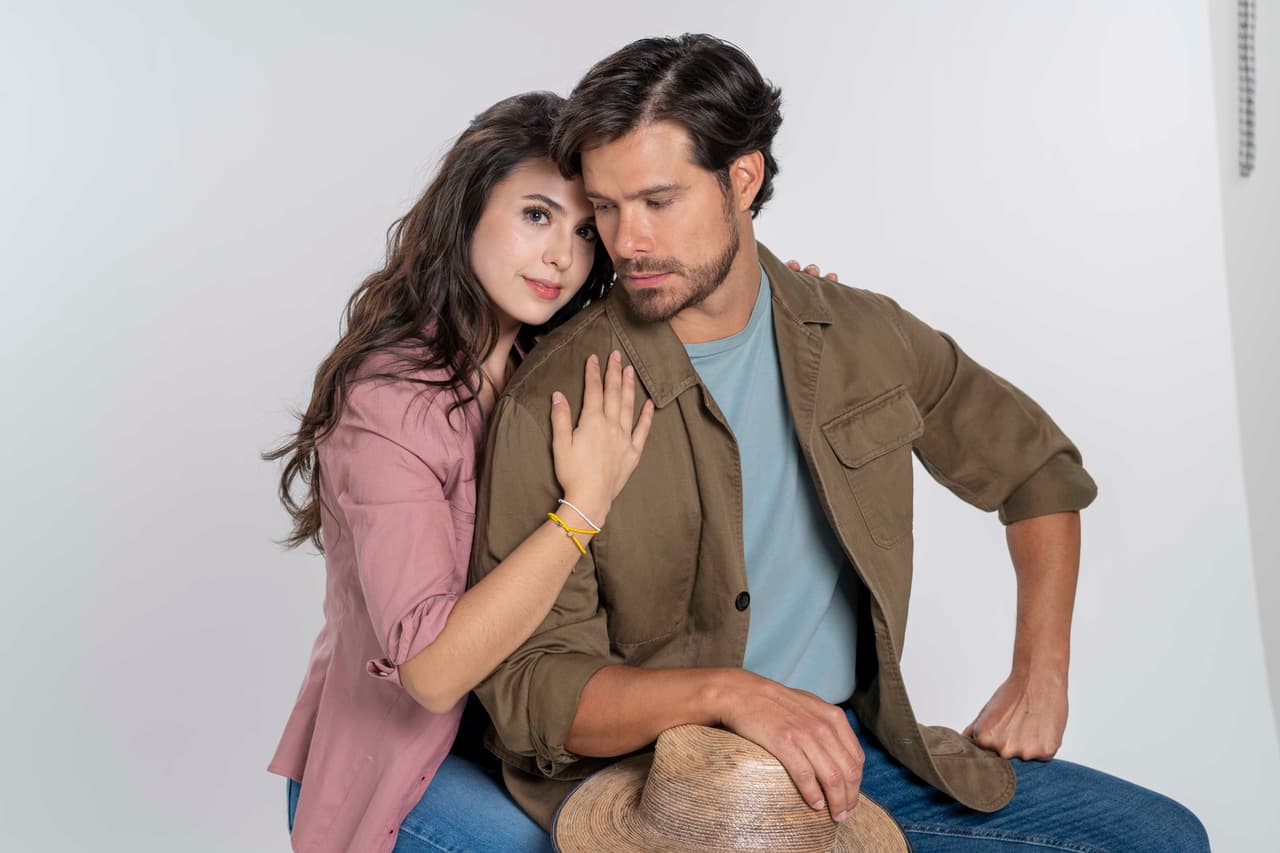 Mientras que Brandon Peniche luce el pelo un poco más largo y más suelto, a diferencia de su look de médico que mostraba en "Contigo Sí".