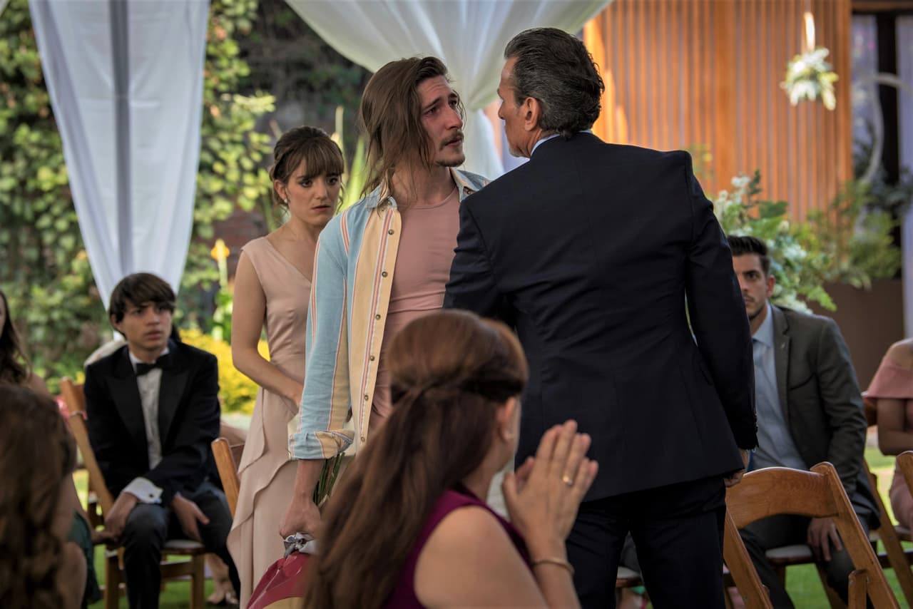 'Olmo' intenta detener a 'Gastón' y lo regaña por detener la boda.