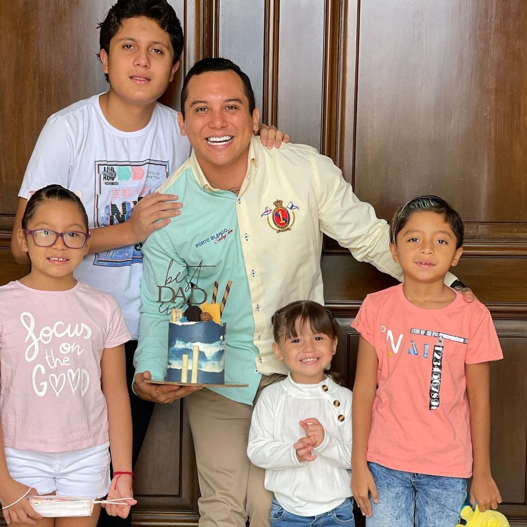 Edwin Luna fue sorprendido esta mañana por sus hijos con un pastel, el cual compartió a través de sus redes sociales.