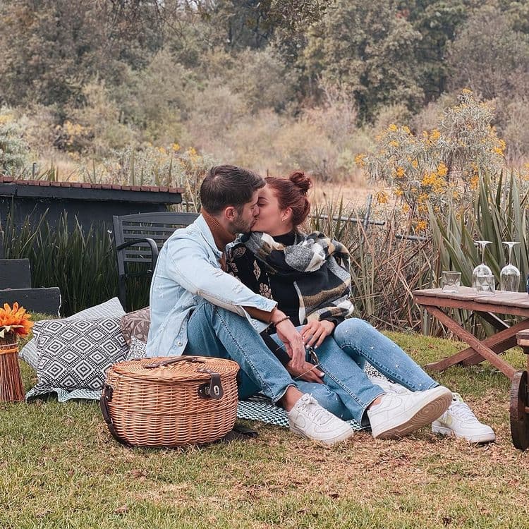 Daniela Álvarez y Rodrigo Brand son dos jóvenes actores que encontraron el amor en un set de televisión, esto durante las grabaciones de la telenovela ‘La Mexicana y El Güero’. A continuación, te compartimos en imágenes cómo fue su historia de amor.