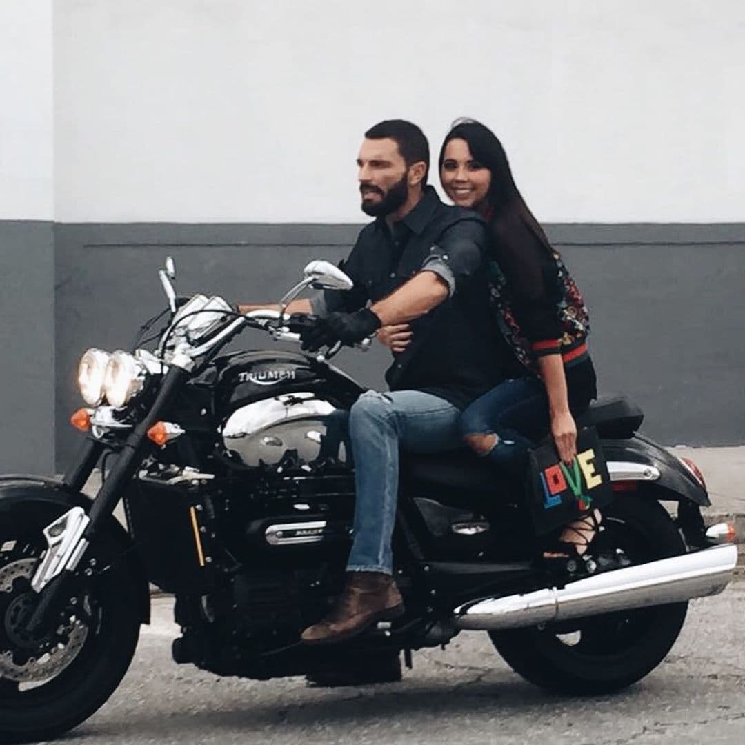 Antes de convertirse en papá de Matías, pequeño que procreó con Marjorie de Sousa, Julián Gil debutó en la paternidad con la llegada de Nicolle, quien apareció en su vida cuando solo tenía 15 años.