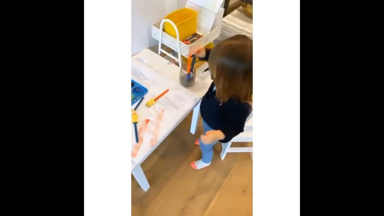 Además de contar con algunos juguetes, tiene un escritorio, un caballete para pintar y un pizarrón.