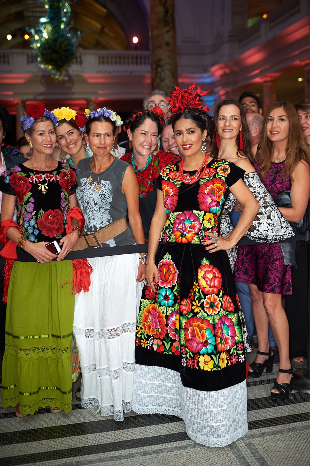 Salma acudió a la exposición de los vestidos y objetos personales de la polémica pintora en el museo Victoria & Alberto (V&A) de Londres.
