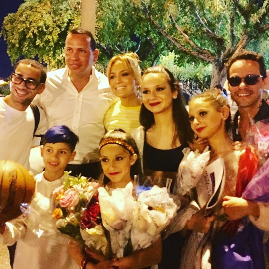 En junio de 2018, Emme, la hija de Marc y JLo, realizó un recital de baile, en donde también participaron las hijas del beisbolista, Ella y Natasha, por lo que la cantante y bailarina compartió esa emotiva reunión familiar en Instagram.