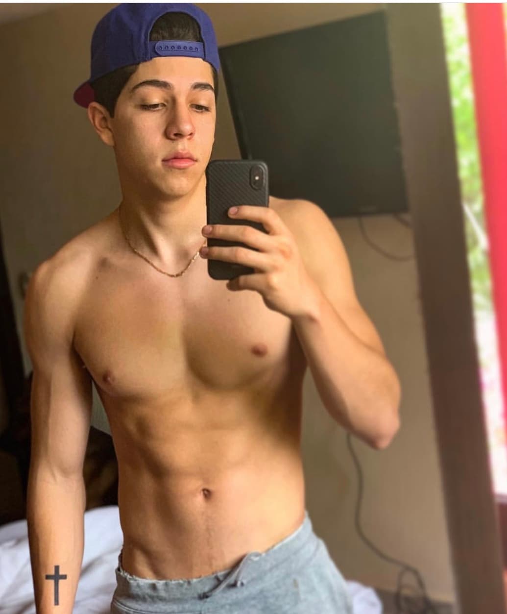 En su cuenta de Instagram, Vega también comparte su amor por el ejercicio, al cual dedica tiempo para conseguir buenos resultados.