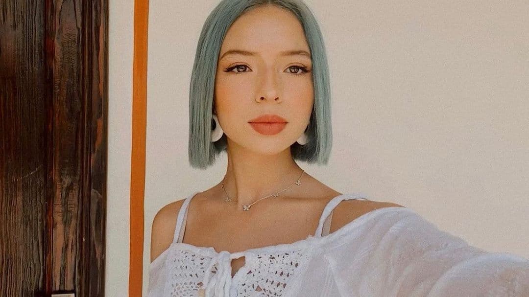 Y es que hace unas semanas la cantante compartió en TikTok el paso a paso de la primera transformación en la que presumió un un tono verde azulado en el cabello.