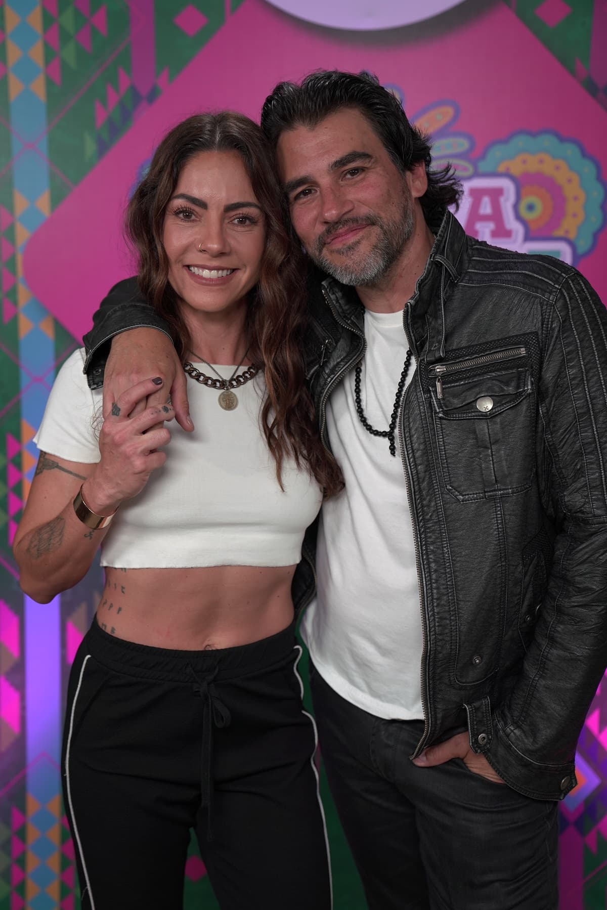 Mauricio Barcelata acudió acompañado de María José Suárez y ambos combinaron al vestir una playera blanca.
