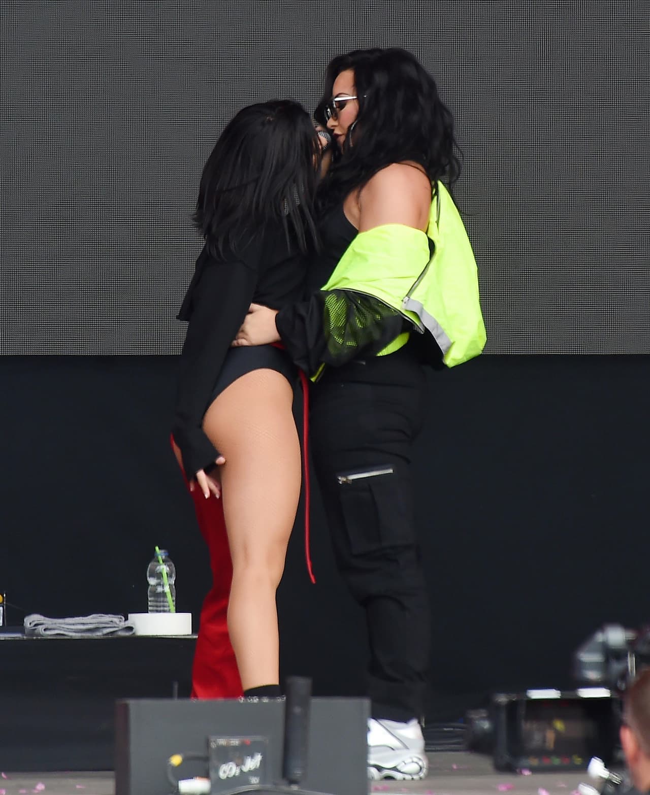 Demi Lovato desata polémica por sexys movimientos con una bailarina 