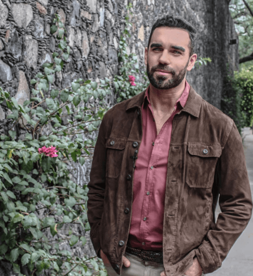 A pesar de ser un hombre asediado por las mujeres, él espera la llegada de la mujer ideal que le robe el corazón.
