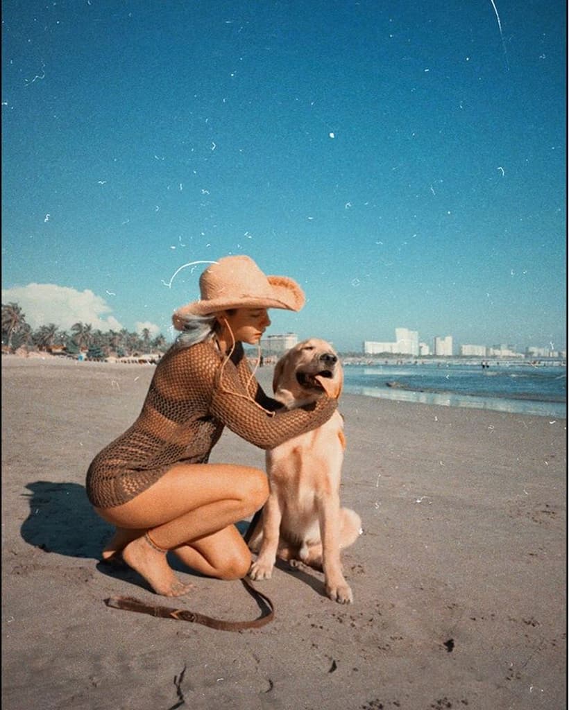 El pasado 10 de noviembre, Camila se convirtió en tendencia en las búsquedas de Internet y en redes sociales al posar en bikini disfrutando de unas vacaciones en la playa junto a Marcelo, su perro labrador.