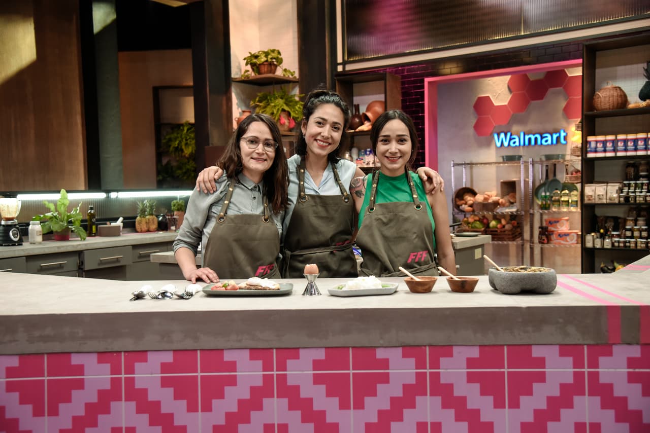 La familia Merino, integrada por Viri, Jesi y Andy, tuvieron dificultades al preparar el huevo pochado. Su error fue utilizar incorrectamente el papel encerado, lo que provocó que su huevo se pegara.