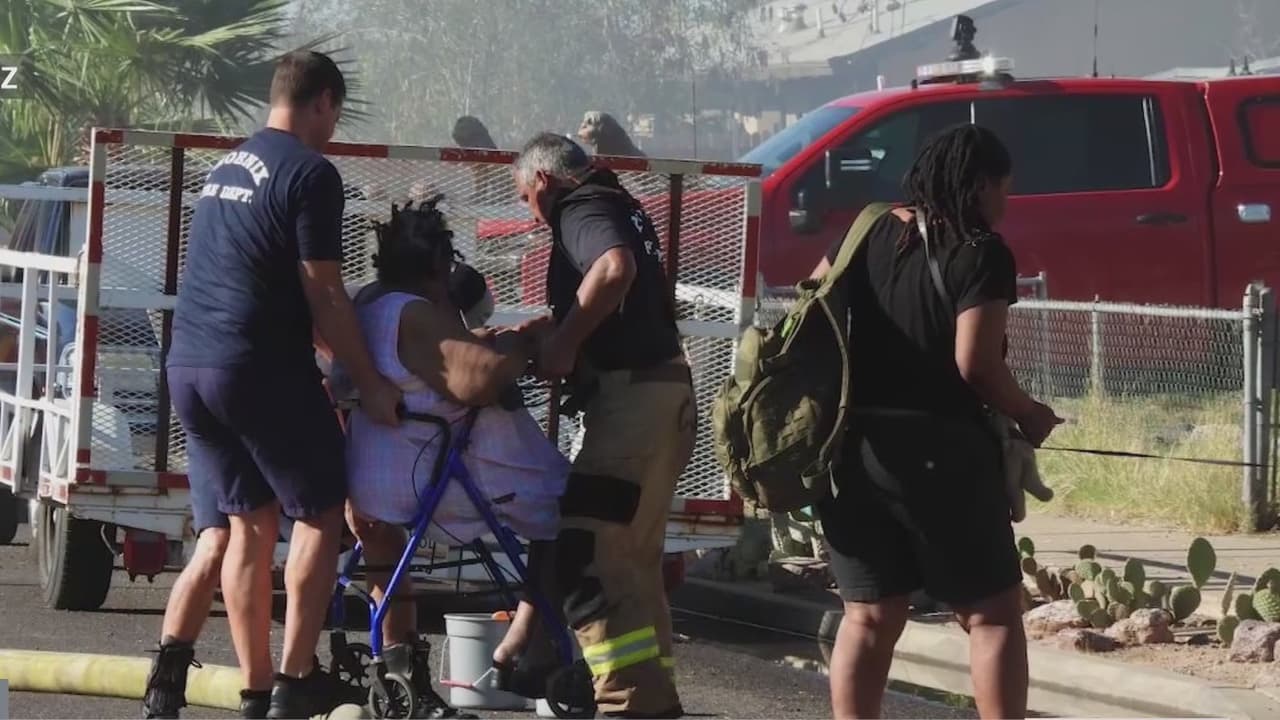 Incendio se propaga a varias viviendas y deja a dos adultos sin hogar en Phoenix