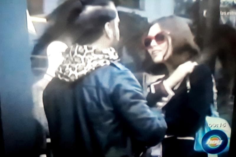 Las cámaras del programa "Hoy" revelaron que el cantante disfrutaba un paseo al lado de la mujer mientras saludaba a sus fans.