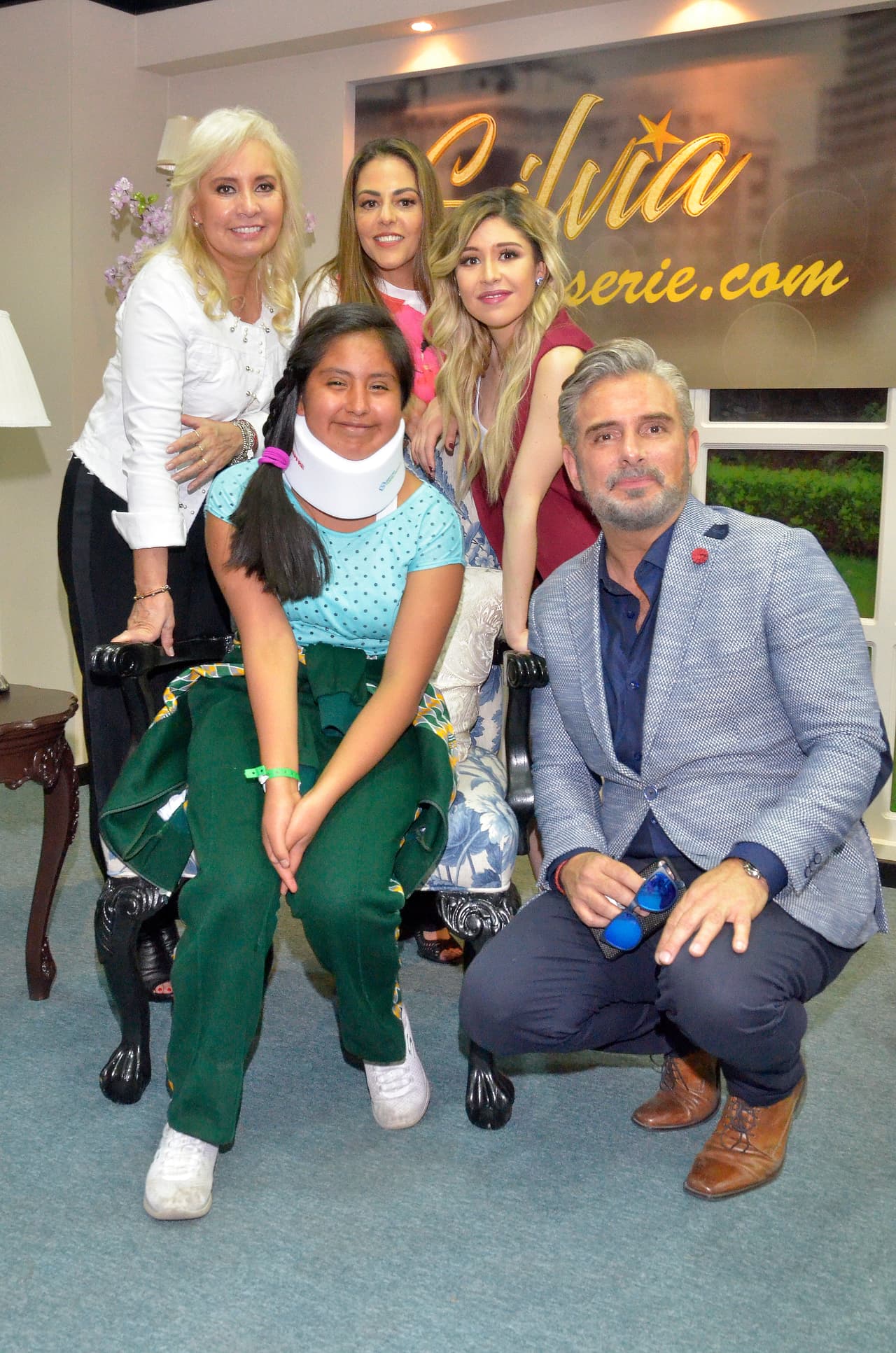 Carla Estrada, Nicole Vale, Adriana Nieto, Alberto Casanova y Harry Geithner inauguraron el set y convivieron con los asistentes a la presentación de Silvia Pinal frente a ti.