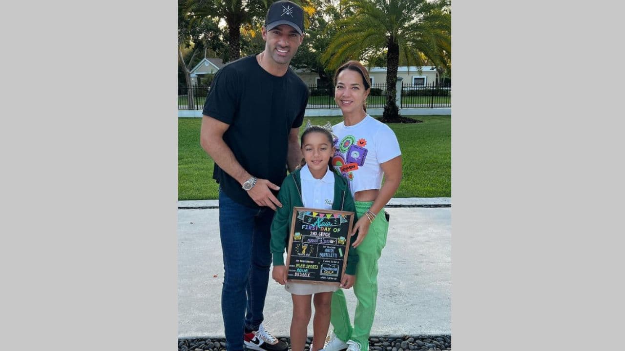 Adamari López y Toni Costa con su hija Alaïa en su regreso a clases