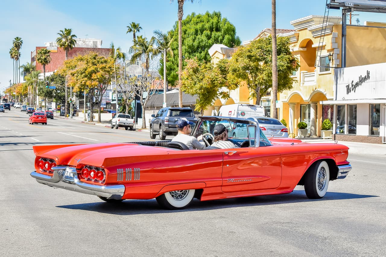 Varios artistas gozan de una vida de lujos, muchos de ellos tienen un gusto especial por los coches vintage