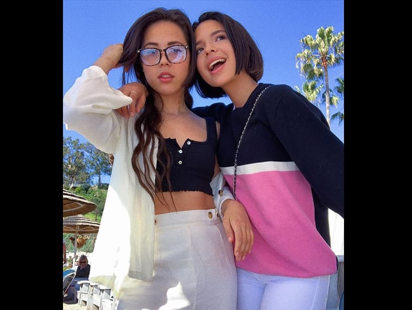 En abril de 2019, Aneliz y Ángela hicieron una campaña para una conocida marca deportiva, por ello la cantante compartió en su canal de Youtube cómo se prepararon para la sesión fotográfica.