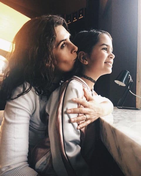 La actriz de ‘Vencer la ausencia’ también detalló que su hija ha tenido que utilizar plantillas ortopédicas y calzado especial para reducir la discrepancia de centímetros entre sus piernas. 
<br>