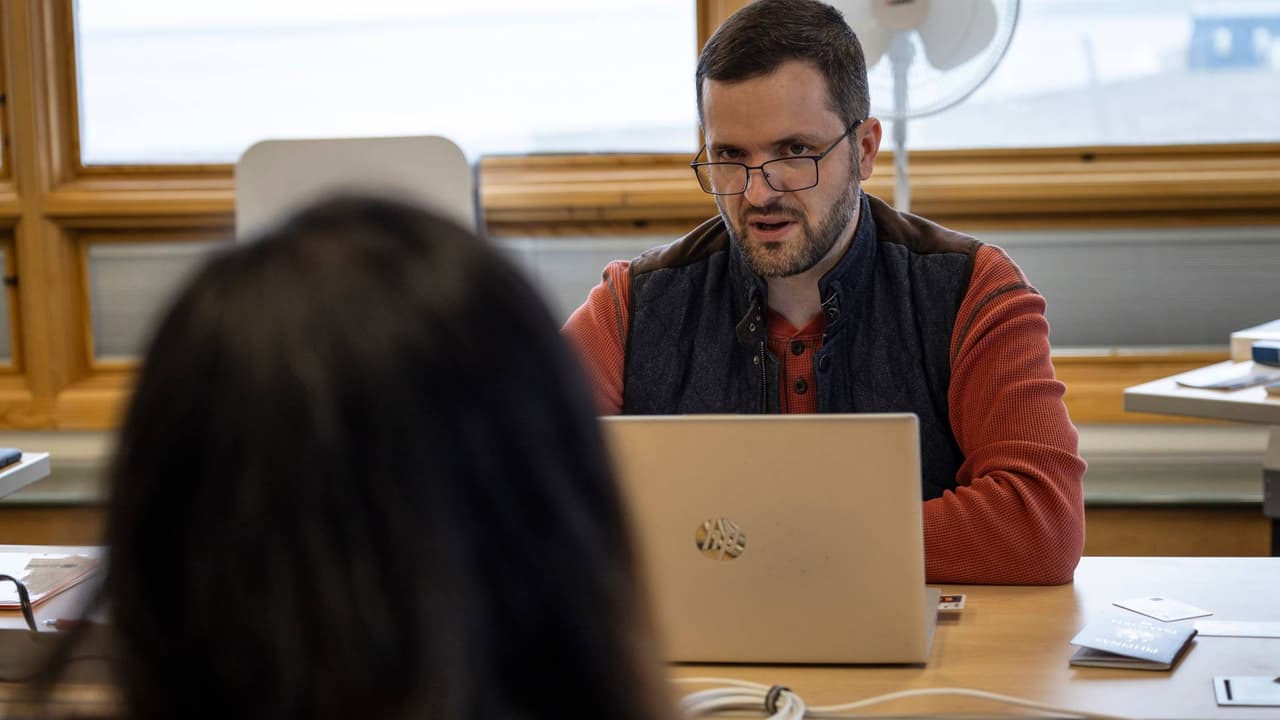 Eliminan extensión automática de permisos de trabajo: ¿quiénes se ven afectados y qué opciones hay?