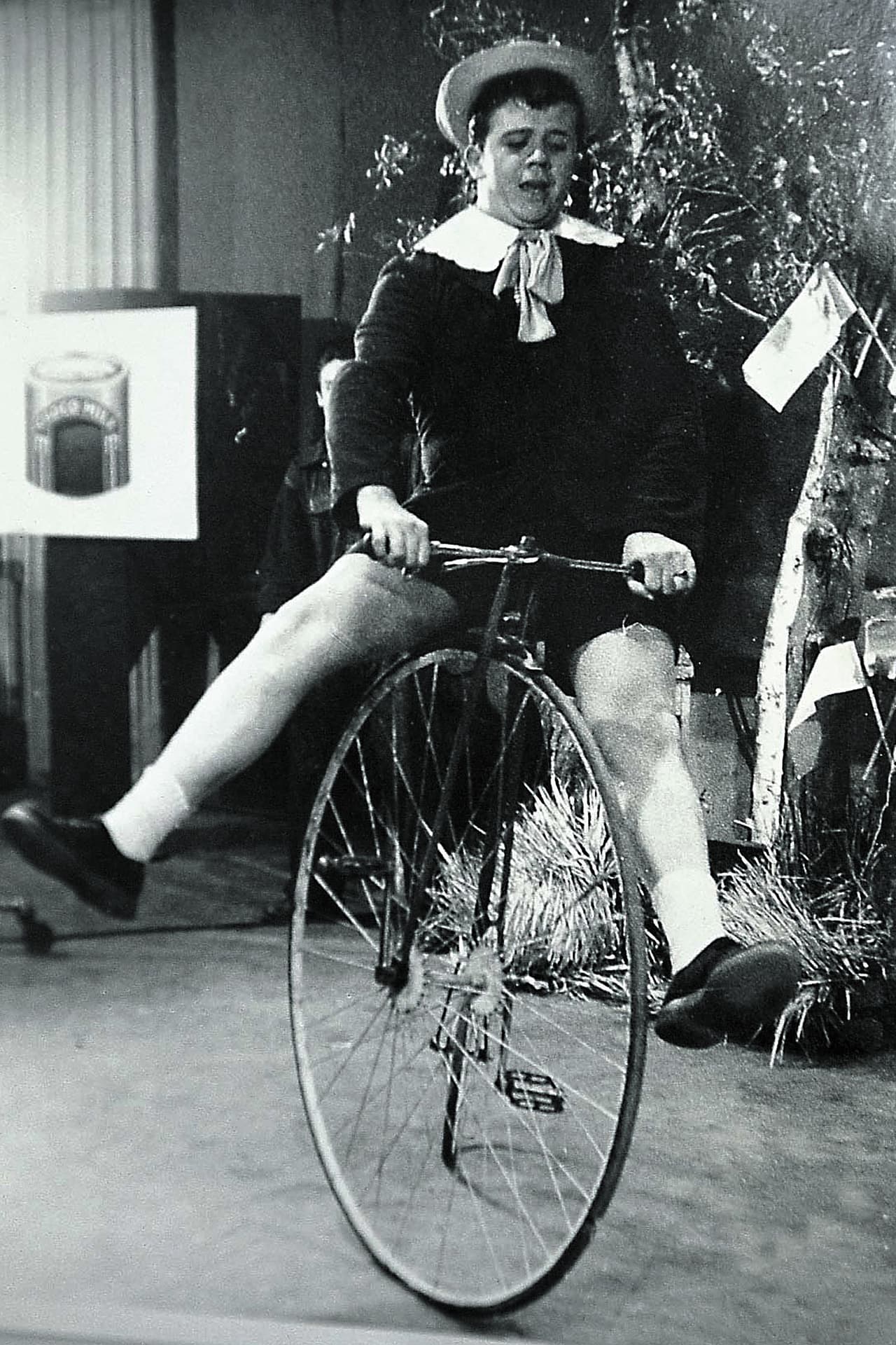 Poco tiempo después se convirtió en jefe de piso, camarógrafo y más tarde en floor manager. En 1954 debutó como actor en el programa ‘Carrusel musical’, programa en el que, por primera vez, interpretó a ‘Chabelo’, un niño de 13 años.