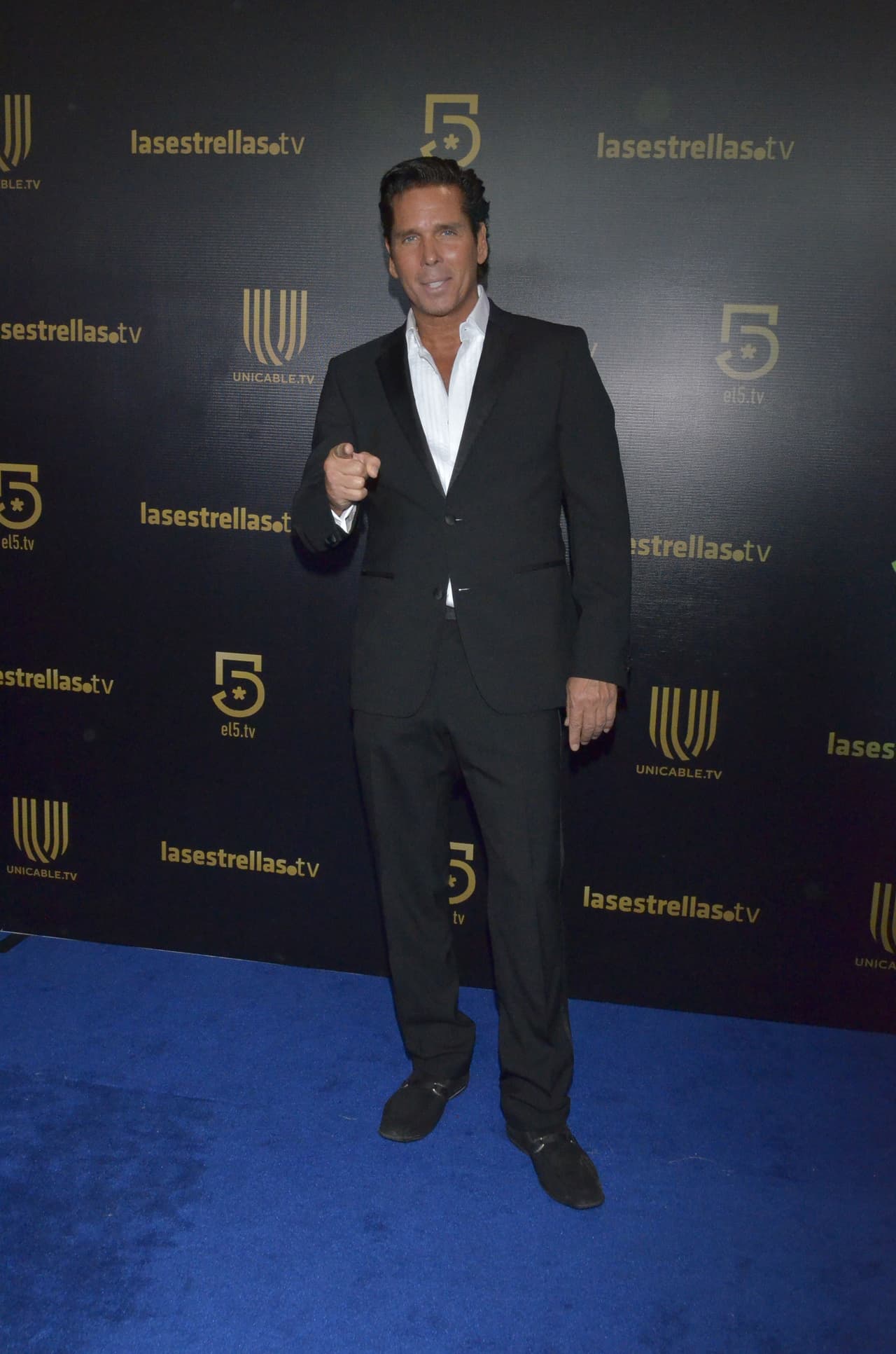 Roberto Palazuelos eligió no usar corbata, restando elegancia a su look.