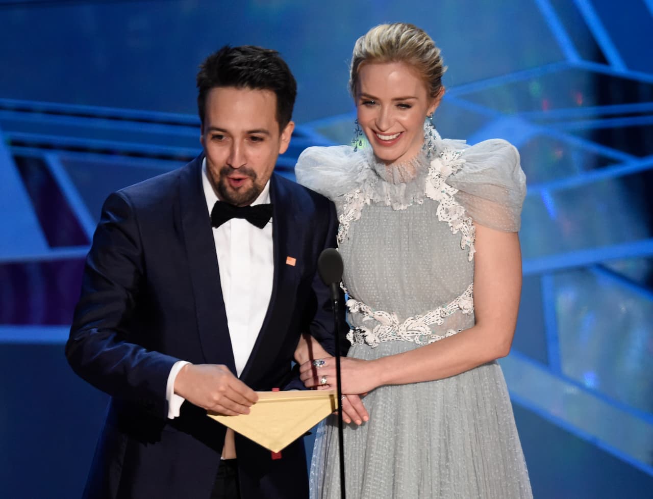 Emily Blunt y Lin-Manuel Miranda anunciaron que ‘Coco’ ganó ‘Mejor canción original’ con el tema ‘Recuérdame’.