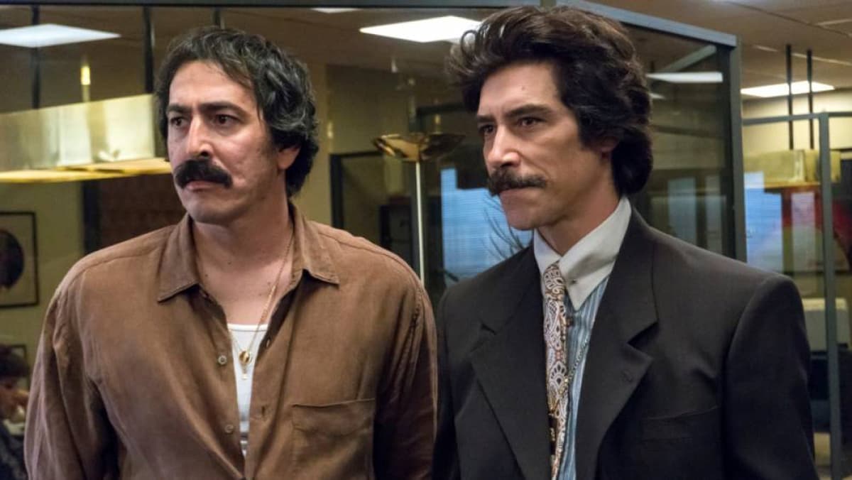 Martín Bello y Óscar Jaenada en la serie de 'El Sol'