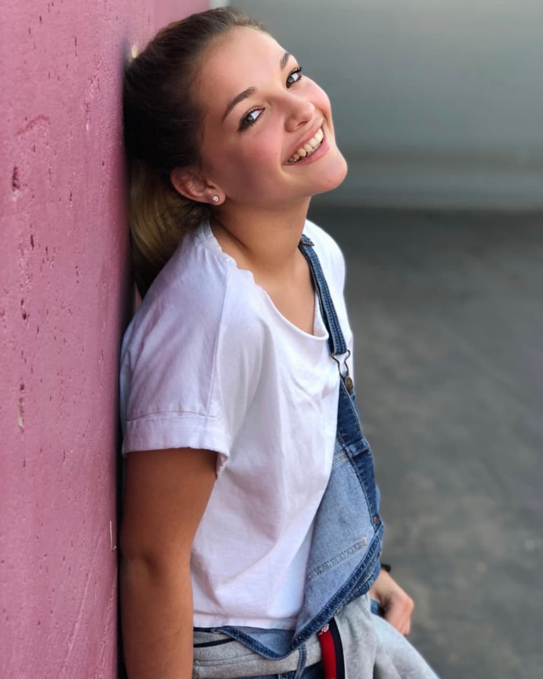 Sin embargo, no solo se parece a Joy, pues al ser hermana de su padre, también guarda una gran similitud con él.