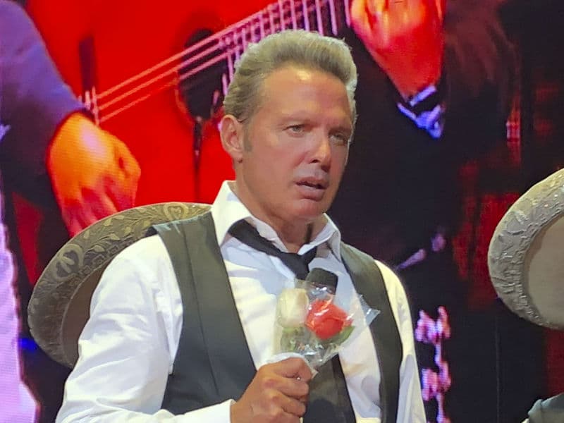 Aseguran que padre de Luis Miguel le daba drogas desde los 14 años