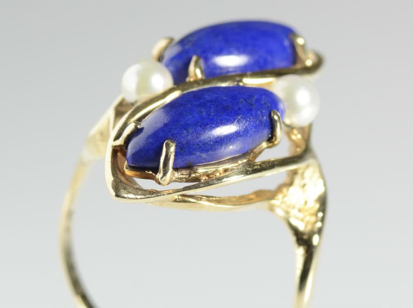 Capricornio un anillo de lapislázuli, regalado por un hombre mayor de la familia, te dará la protección y suerte necesaria en tu matrimonio. No importa que no lo uses el día de la boda.