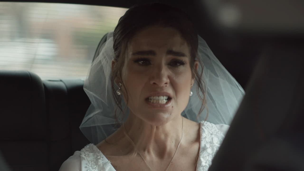 Elena va histérica rumbo al altar y está determinada a cancelar la boda, pero Estela trata de controlarla.