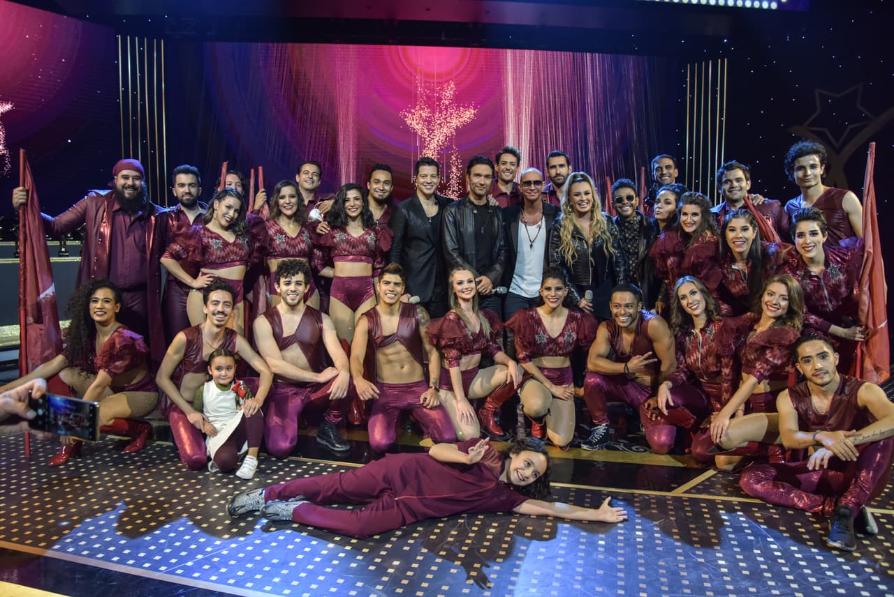 Pero no solo sus voces engalanaron esta presentación, pues con más de 20 bailarines y coristas en escena, la producción de Alejandro Gou brilló en todo su esplendor.