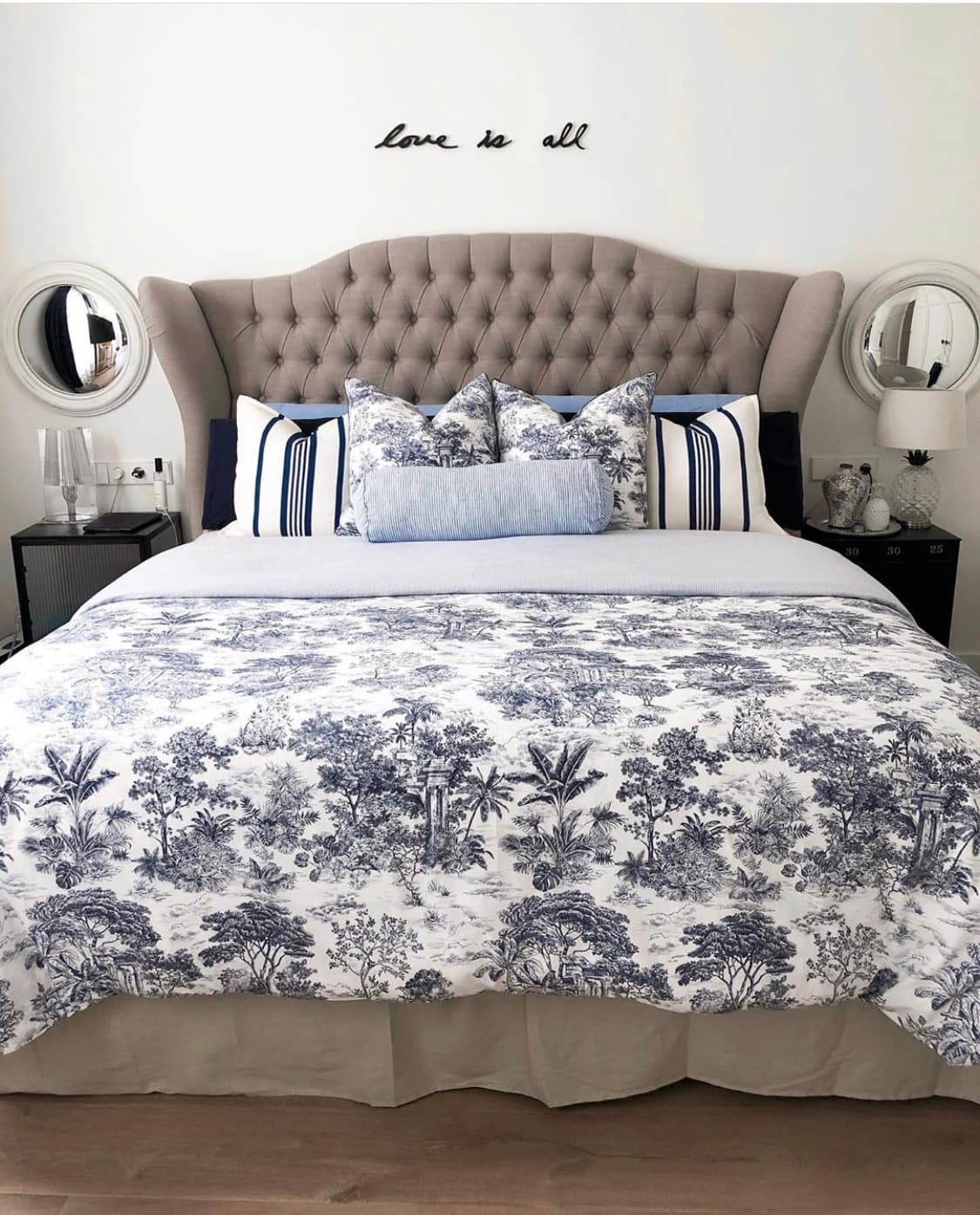 La recámara de la pareja también es un espacio que refleja su gran sensibilidad con el diseño, pues desde los burós, la cabecera y la ropa de cama cuentan con detalles.