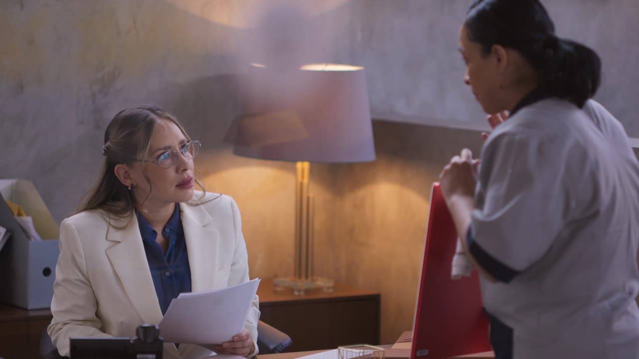 Juana y Gabriel se vuelven el chisme de la cervecería
