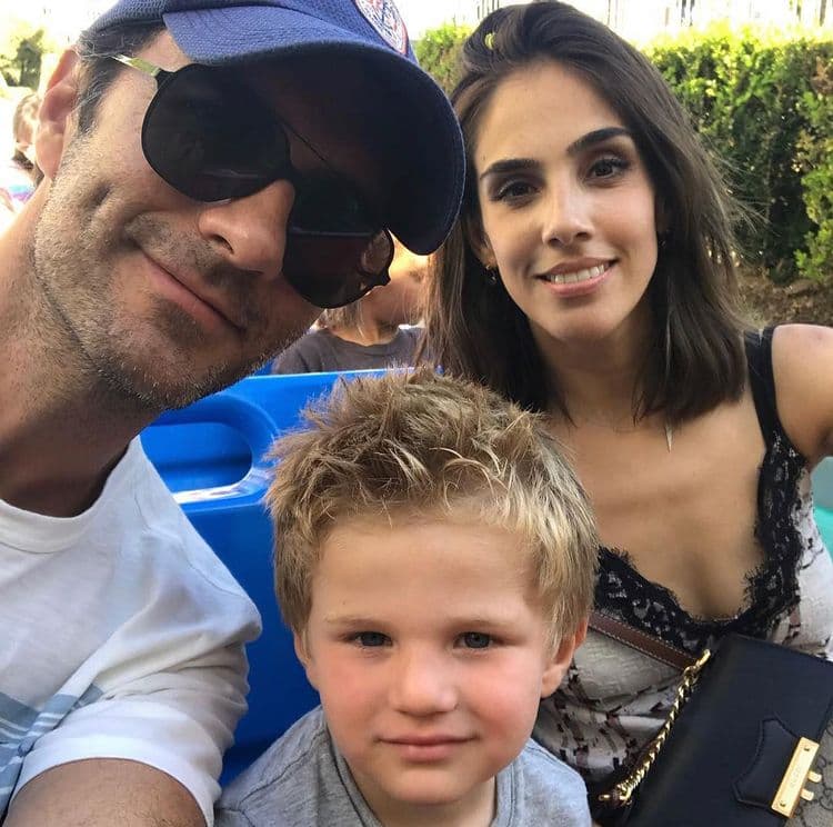 Sandra Echeverría compartió una fotografía de sus dos seres más especiales, su espozo Lonardo de Lozanne y su hijo Amdrés: "A los dos papacitos de mi vida los celebro hoy y siempre porque soy la más afortunada de tenerlos".