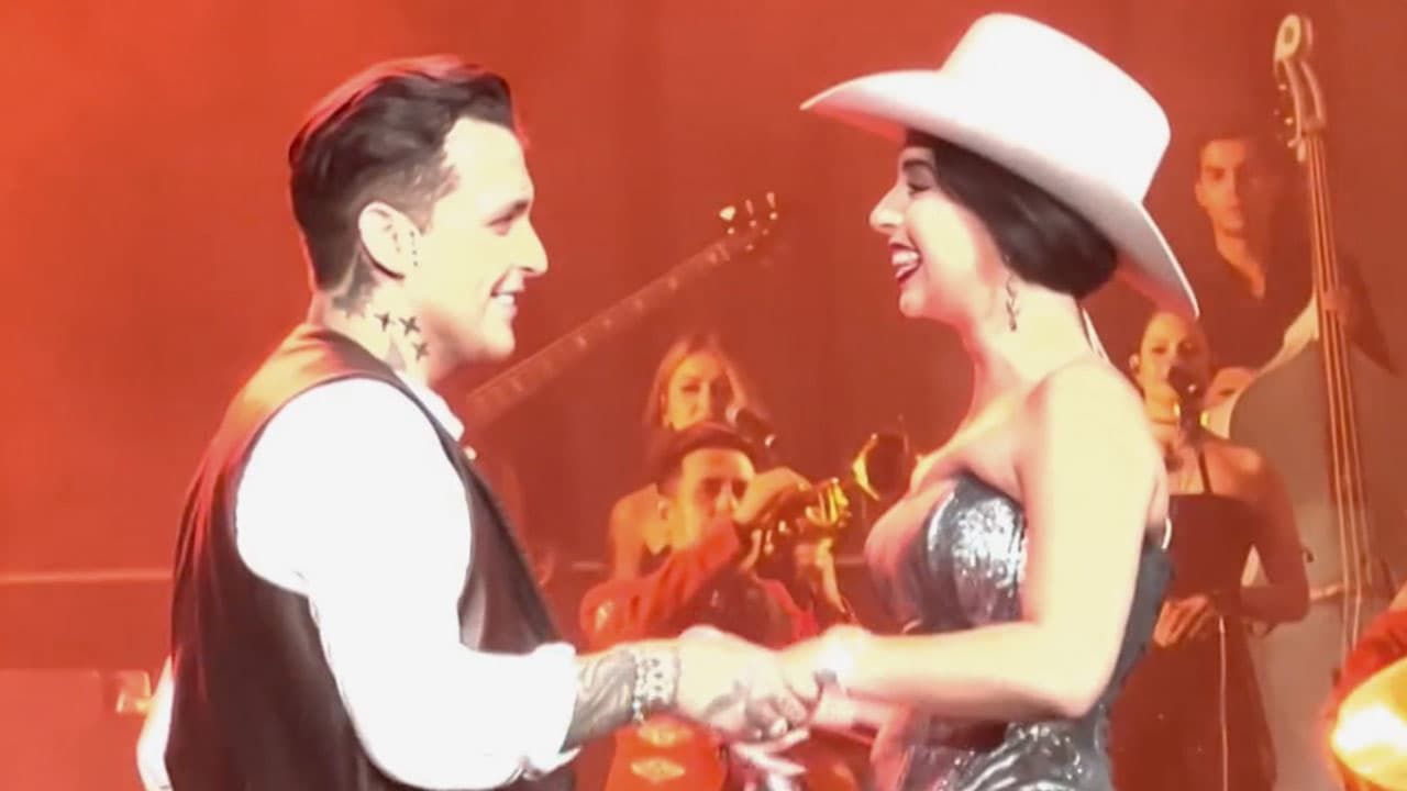 Christian Nodal y Ángela Aguilar sorprenden al darse su primer beso en público